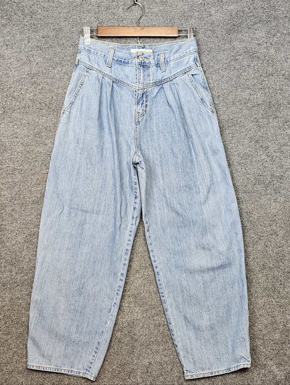Levi’s High Rise Pleated Balloon Leg Jeans Light Wash Denim Size 27